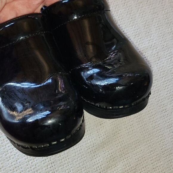 Dansko Black Patent Leather Sz. 8.5- 9 (Euro 39) Slipon Clog - Picture 5 of 12